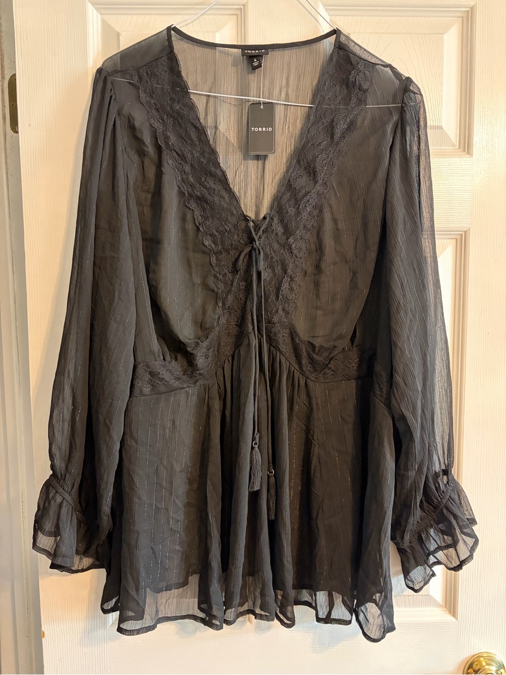 Torrid Black Crinkle Chiffon Babydoll Blouse Lace V-Neck Tie Front NWT Size 4